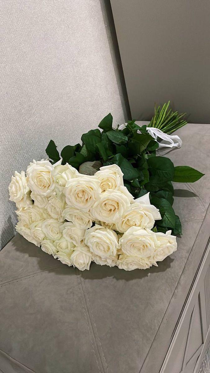 Corporate meeting room with carefully timed floral arrangements that maintain elegance throughout business hours